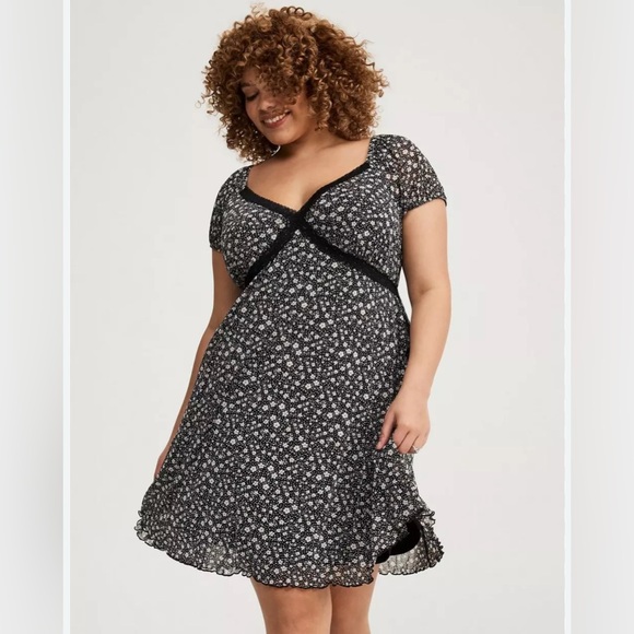 torrid Dresses & Skirts - EUC Torrid Black and White Floral Dress